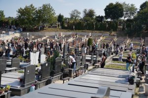 Beogradski preduzeće "Pogrebne usluge” je apelovalo na građane da za odlazak na Zadušnice, u subotu, 7. juna, koriste gradski prevoz, jer će biti zabranjen ulazak motornim vozilima na groblja.