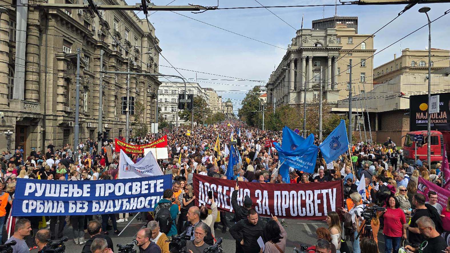 "Da je tako kako predstavlja Ana Brnabić prosvetni radnici bi živeli na Dedinju": Predsednica parlamenta tvrdi da je plata nastavnika porasla 131 odsto 2 "Da je tako kako predstavlja Ana Brnabić prosvetni radnici bi živeli na Dedinju": Predsednica parlamenta tvrdi da je plata nastavnika porasla 131 odsto 2