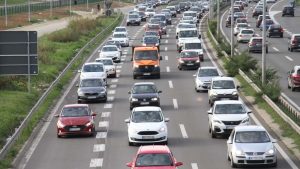 - Pojačan saobraćaj na prilazima većih gradova, a posebno iz pravca Zlatobara kada se često ka Užicu vozila kreću sporije, očekuje se danas popodne, saopštio je Auto-moto savez Srbije (AMSS).