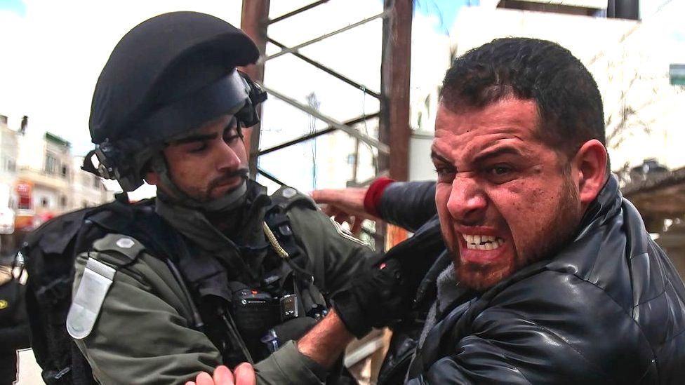 Izrael i Palestinci: Sve što treba da znate o dugogodišnjem sukobu 1 An Israeli soldier quarrels with a Palestinian demonstrator