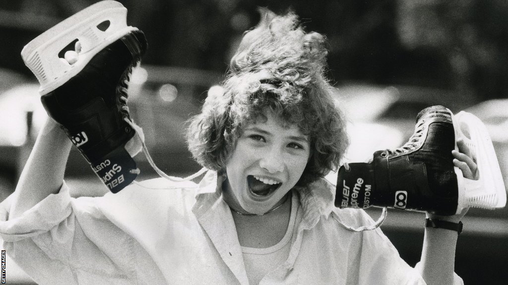 Ženska prava i sport: Priča tinejdžerke koja se na sudu borila da igra hokej sa dečacima 1 Džastin Blejni sa klizaljkama