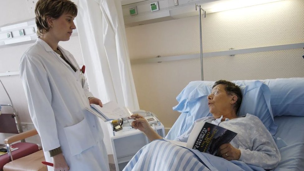 Zdravlje: Zašto starenje igra ulogu kad je u pitanju rak 1 doktorka sa pacijentom u bolničkoj sobi