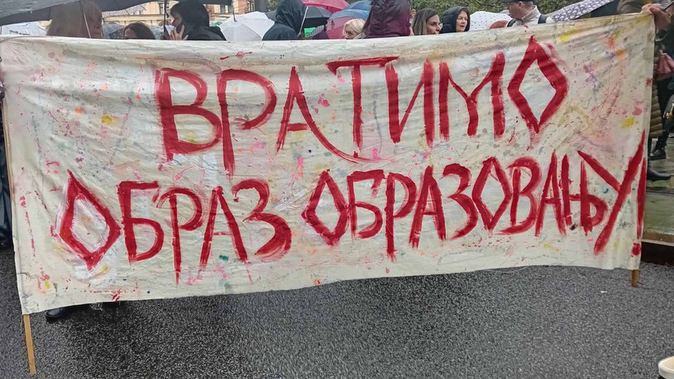 Obrazovanje: Šta čeka nastavnike, a šta spremačice u Srbiji 2 Jedan od transparenata na protestu prosvetnih radnika u septembru 2024