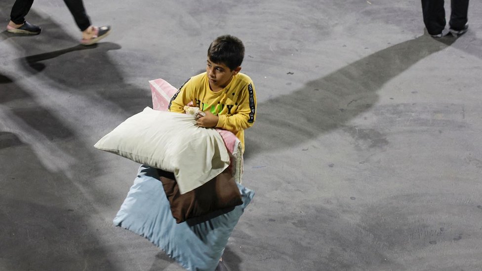 Bliski istok: Iranski ajatolah podržao napade na Izrael, nastavljaju se izraleski napadi na Hezbolah u Libanu 5 Dečak u privremenom smeštaju u klubu Skajbar u Bejrutu