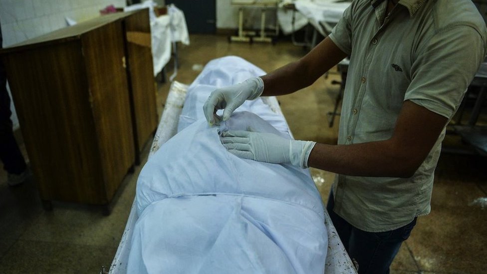 Indija: Doktorka veteranka za autopsije koja je videla smrt u svakom stadijumu života 3 Jednom kad se uradi autopsija, telo preuzimaju pogrebnici i umotavaju ga u beli pokrov pre nego što ga predaju rodbini preminulog