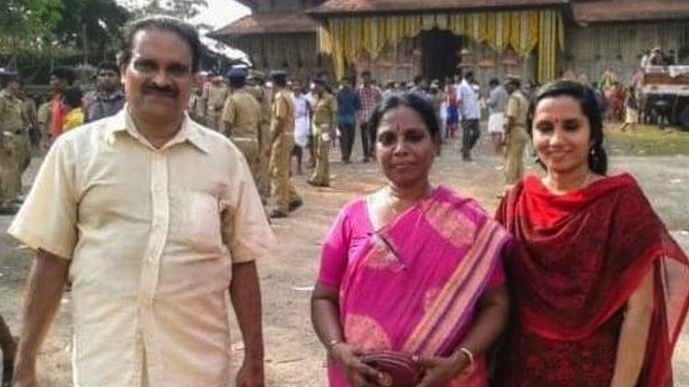 Indija: Doktorka veteranka za autopsije koja je videla smrt u svakom stadijumu života 6 Uprkos veoma tesnom radnom rasporedu, doktorka Vasu je uspevala povremeno da uživa u društvenim okupljanjima sa osobljem iz njene kancelarije kao što je ova poseta slavnom hramu