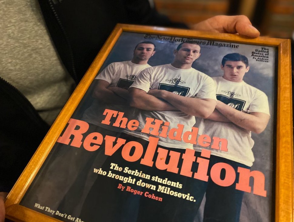 „Promenili smo vlast, ali nismo sistem": Sećanje na Peti oktobar, 24 godine kasnije 2 naslovnica