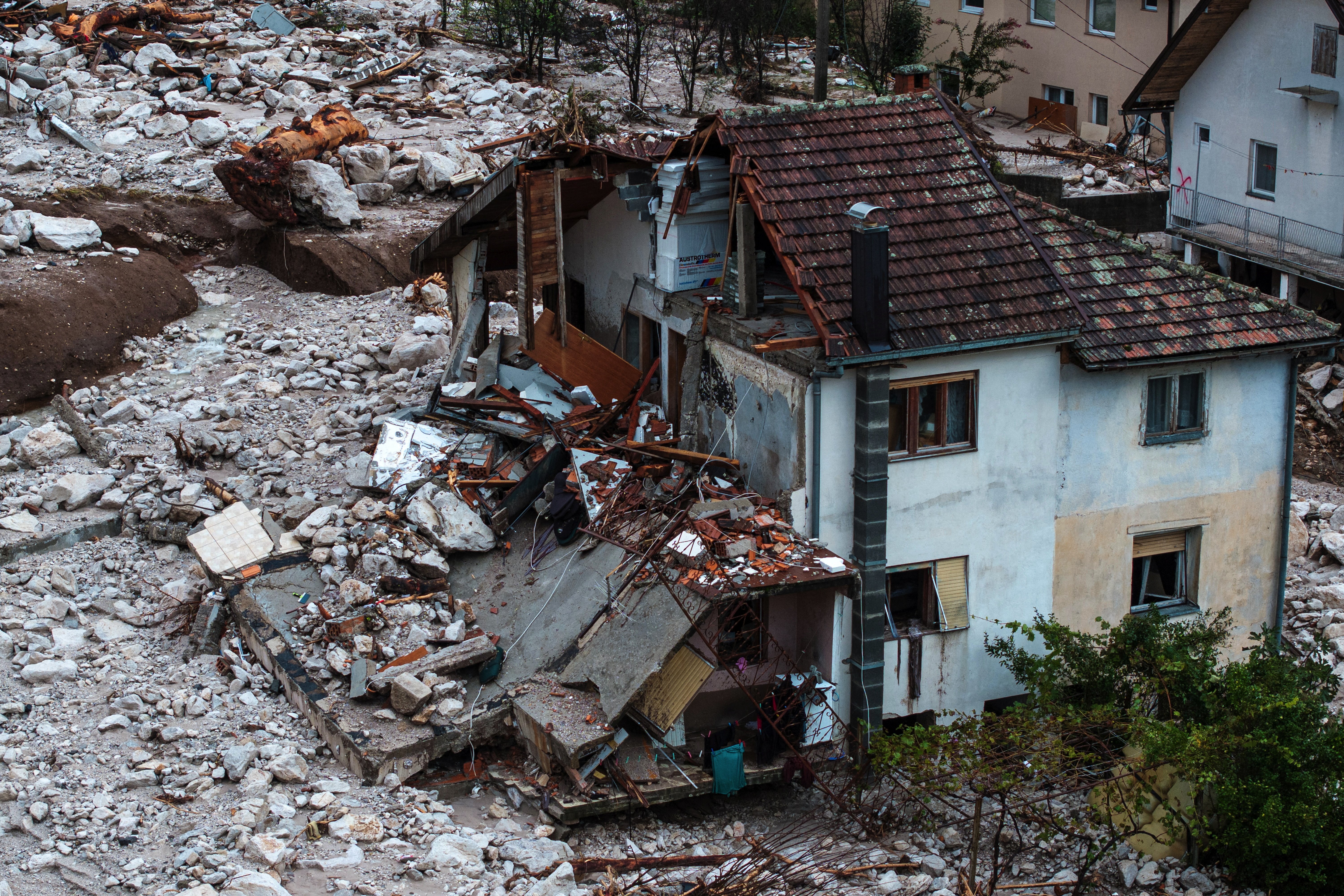 Balkan: U poplavama i klizištima u Bosni stradalo 18 ljudi, nepogode u Crnoj Gori i Hrvatskoj 1 selo