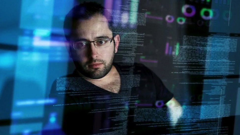 Špijuniranje: Upoznajte autističnog britanskog obaveštajca službe MI5 2 Zbog prirode njegovog posla, BBC ne može da otkrije Lijamov identitet - na slici je model koji gleda u računarske podatke