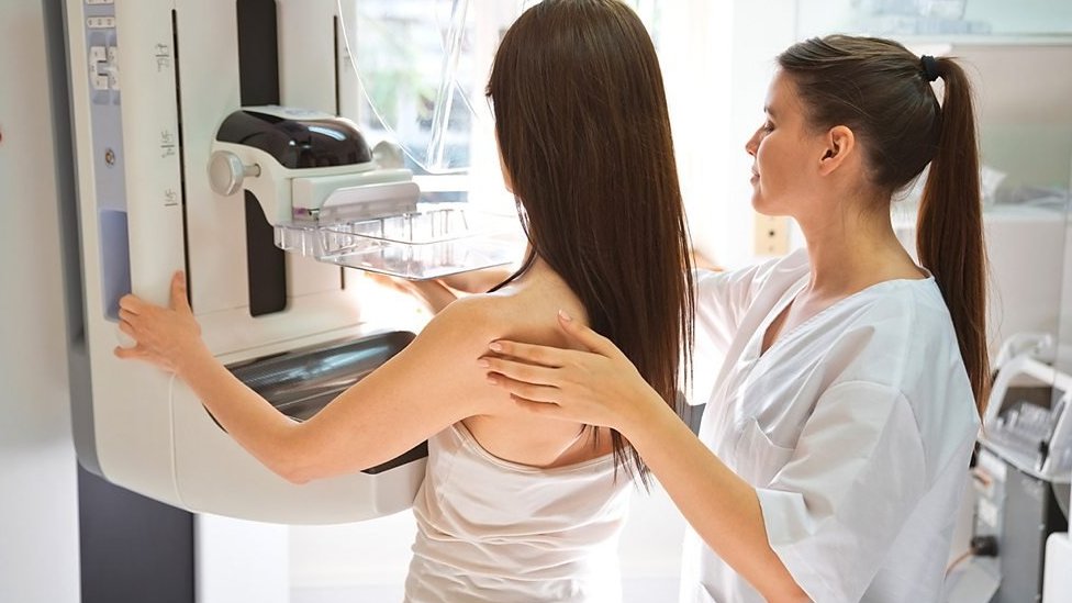 „To su ljudi u najboljim godinama”: Zašto raste broj slučajeva raka kod mlađih od 50 godina 1 Doktorka radi mamografiju