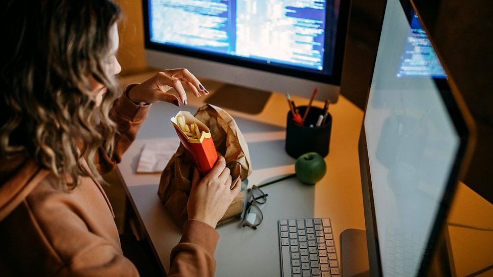 „To su ljudi u najboljim godinama”: Zašto raste broj slučajeva raka kod mlađih od 50 godina 2 Neki istraživači ukazuju da sastojci ultra-prerađene hrane mogu da doprinesu upali i oštećenju DNK u debelom crevu