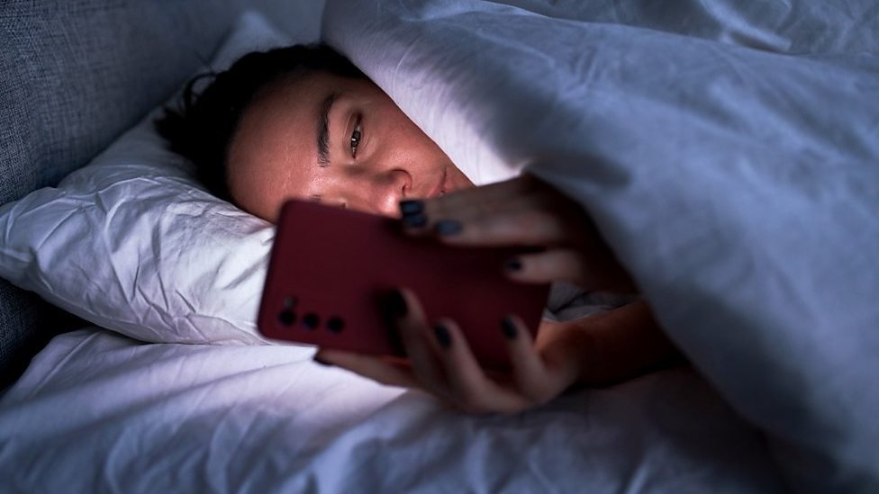 „To su ljudi u najboljim godinama”: Zašto raste broj slučajeva raka kod mlađih od 50 godina 3 Neki naučnici tvrde da izlaganje veštačkoj svetlosti, na primer pametnih telefona, može da bude novi uzrok