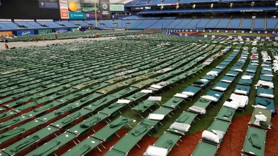 „Stiže nam čudovište“: Florida se sprema za udar novog razornog uragana 3 Hala sa krevetima