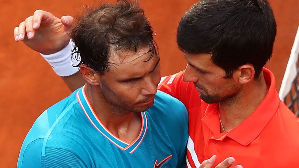 Sport: Rafael Nadal, jedan od najboljih tenisera, potvrdio da se povlači iz profesionalnog sporta 2 Rafael Nadal and Novak Djokovic hug after a match at the 2019 Italian Open