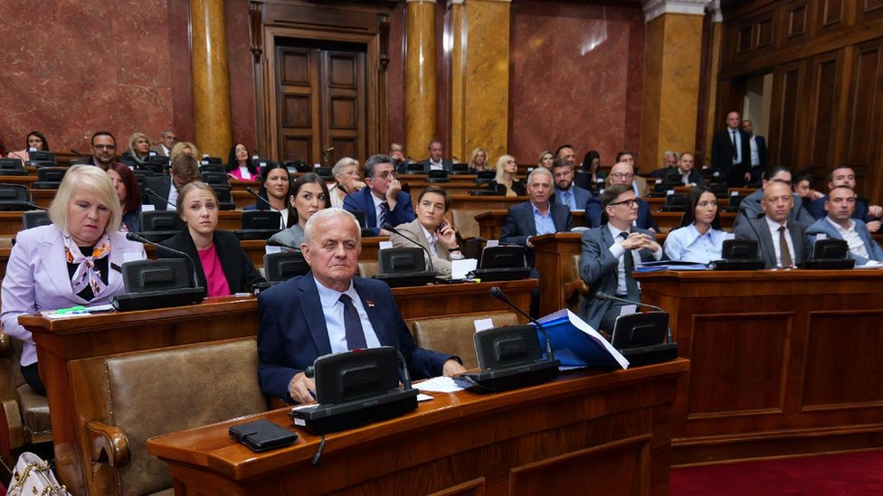 Srbija i Rio Tinto: Opozicija poručuje da se litijum „neće kopati", vlast odgovara: „Uzimate rudarima hleb" 1 Skupštinska rasprava, litijum