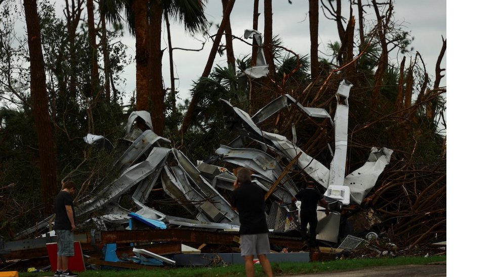 Najmanje šestoro poginulo na Floridi u udaru uragana Milton 2 People look at the damage caused by a tornado after Hurricane Milton made landfall, in Lakewood Park, near Fort Pierce, in St. Lucie County, Florida, U.S., October 10, 2024. REUTERS/Jose Luis Gonzalez