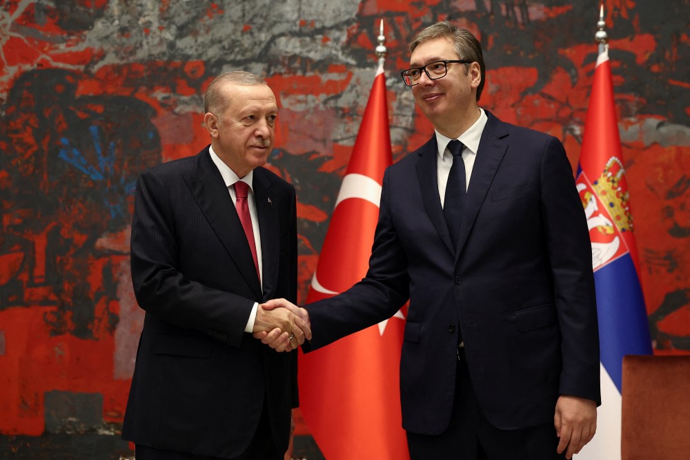 Srbija i Turska: Erdogan i Vučić najavili jačanje vojne saradnje 1 Erdogan (levo) i Vučić (desno) se rukuju u Palati Srbija