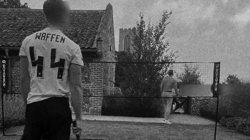 Ekstremna desničarska grupa koristi sport za „stvaranje paravojske" 2 Grupa tvrdi da je „usredsređena na budućnost", ali članovi redovno koriste nacističke simbole