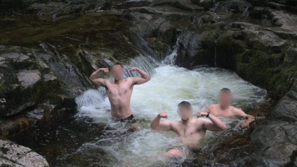 Ekstremna desničarska grupa koristi sport za „stvaranje paravojske" 4 Grupa naglašava potrebu za dobrom fizičkom spremom i snagom, i redovno objavljuje slike mladih muškaraca kako poziraju