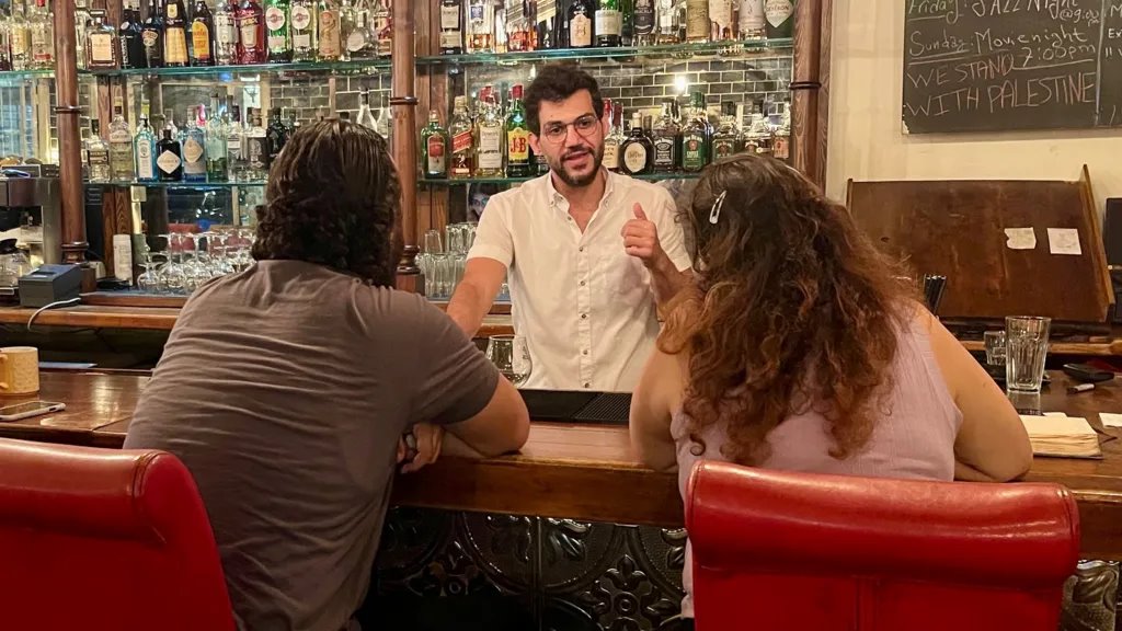 „Kao da je neko pritisnuo pauzu na život": Kako su izraelski udari preobrazili živahnu libansku prestonicu 5 bejrut, kafić u bejrutu