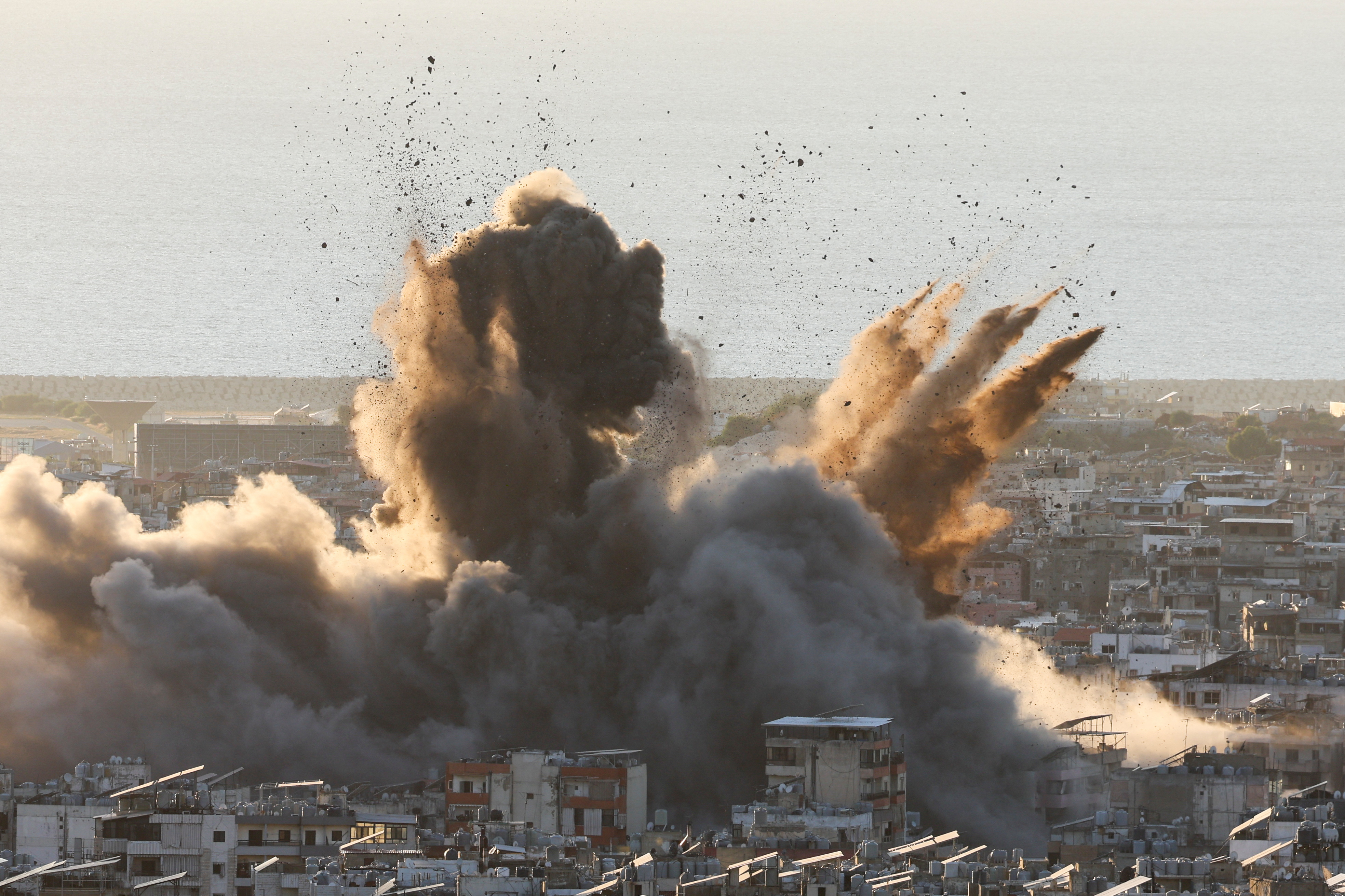 Izrael i Palestinci: Novi udari Izraela na Bejrut nakon napada dronom na rezidenciju Netanjahua 1 Dim iznad južnih predgrađa Bejruta nakon napada Izraela