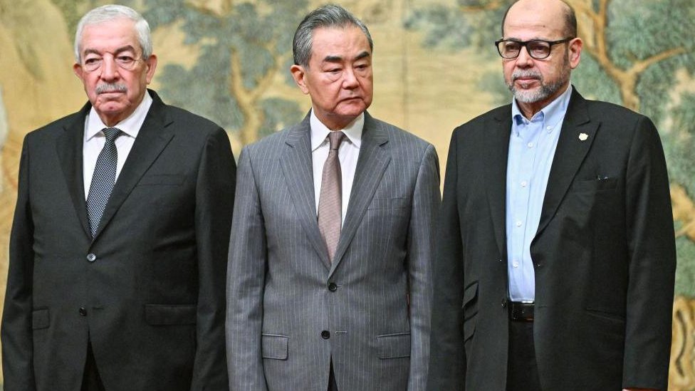 Izrael i Palestinci: Kakva je uloga Kine i Rusije u ratu Izraela i palestinskog Hamasa 2 Kineski ministar inostranih poslova Vang Ji (u sredini) sa predsednikom Fataha Mahmudom al-Aloulom (levo) i visokim članom Hamasa Musom Abu Marzukom