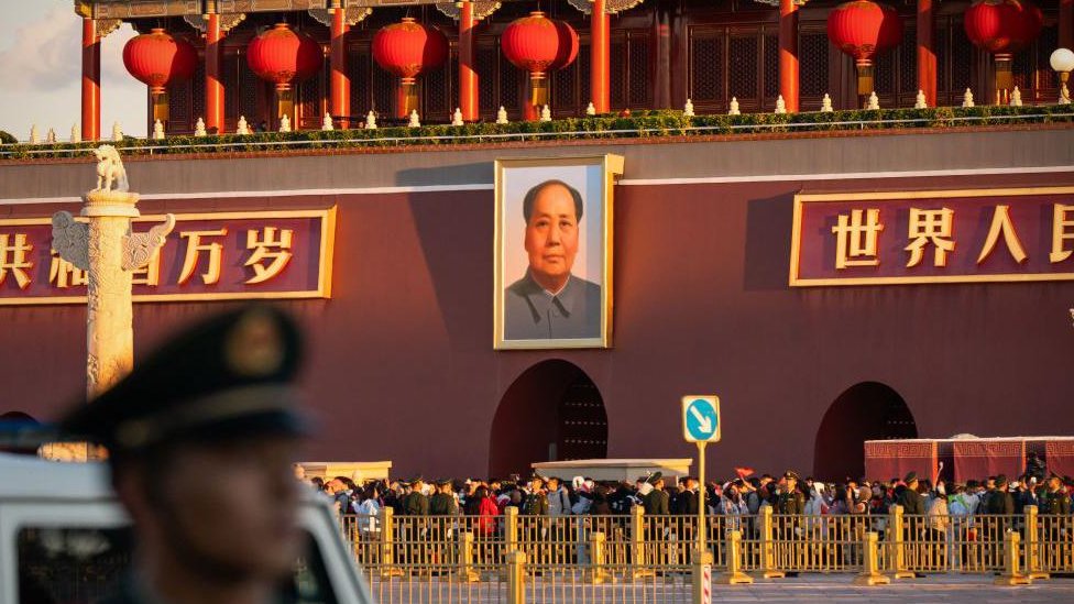 Izrael i Palestinci: Kakva je uloga Kine i Rusije u ratu Izraela i palestinskog Hamasa 3 Portret bivšeg kineskog lidera Mao Cedunga tokom ceremonije 1. oktobra 2024. povodom 75. godišnjice osnivanja Narodne Republike