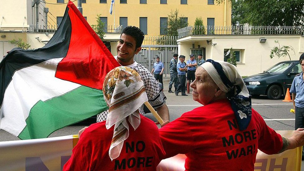 Izrael i Palestinci: Kakva je uloga Kine i Rusije u ratu Izraela i palestinskog Hamasa 5 Čovek maše palestinskom zastavom ispred izraelske ambasade u Moskvi