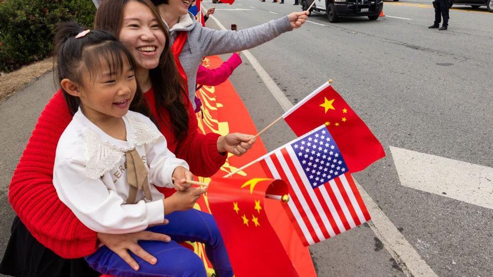 Izrael i Palestinci: Kakva je uloga Kine i Rusije u ratu Izraela i palestinskog Hamasa 7 Dete i njegova majka mašu kineskom i američkom zastavom tokom državne posete kineskog predsednika Sija Đinpinga SAD-u