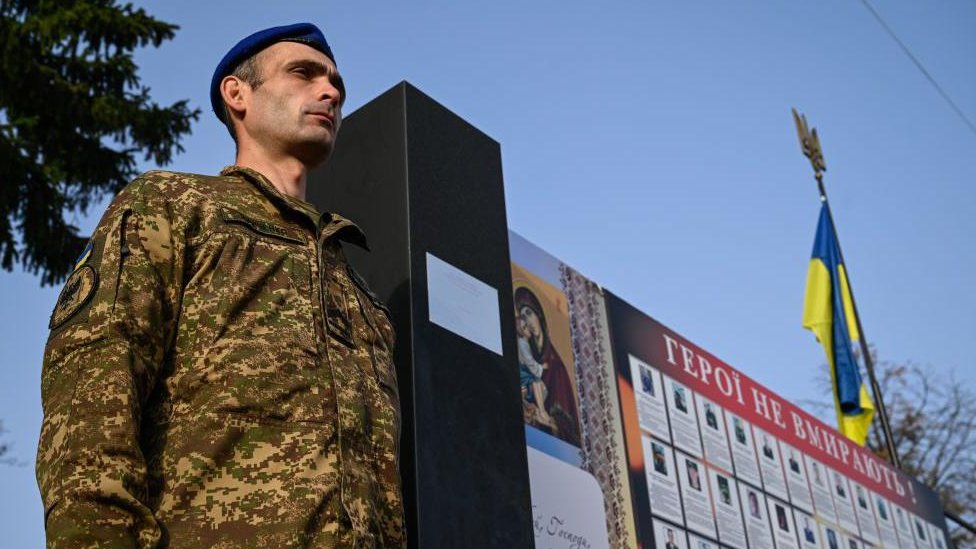 Izrael i Palestinci: Kakva je uloga Kine i Rusije u ratu Izraela i palestinskog Hamasa 8 Ukrajinski vojnik stoji blizu spomenika palim vojnicima na ceremoniji u Černihivu, u Ukrajini