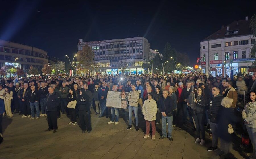 Protest u Čačku: Građani ispred SNS-a, pre toga dobacivali Gašiću 1
