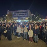 Protest u Čačku: Građani ispred SNS-a, pre toga dobacivali Gašiću 11