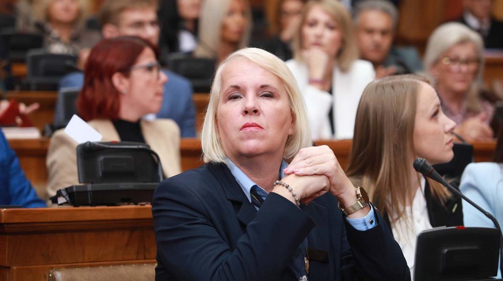 Podneta krivična prijava protiv poslanice SNS koja je koristila zastavu Srbije kao krpu 1