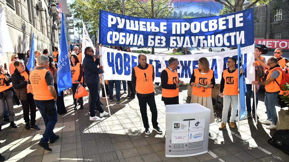 Zaposleni na Univerzitetu u Novom Sadu podržali prosvetne radnike u potpunoj obustavi rada: "Zahtevi prosvetara nisu ispunjeni" 1