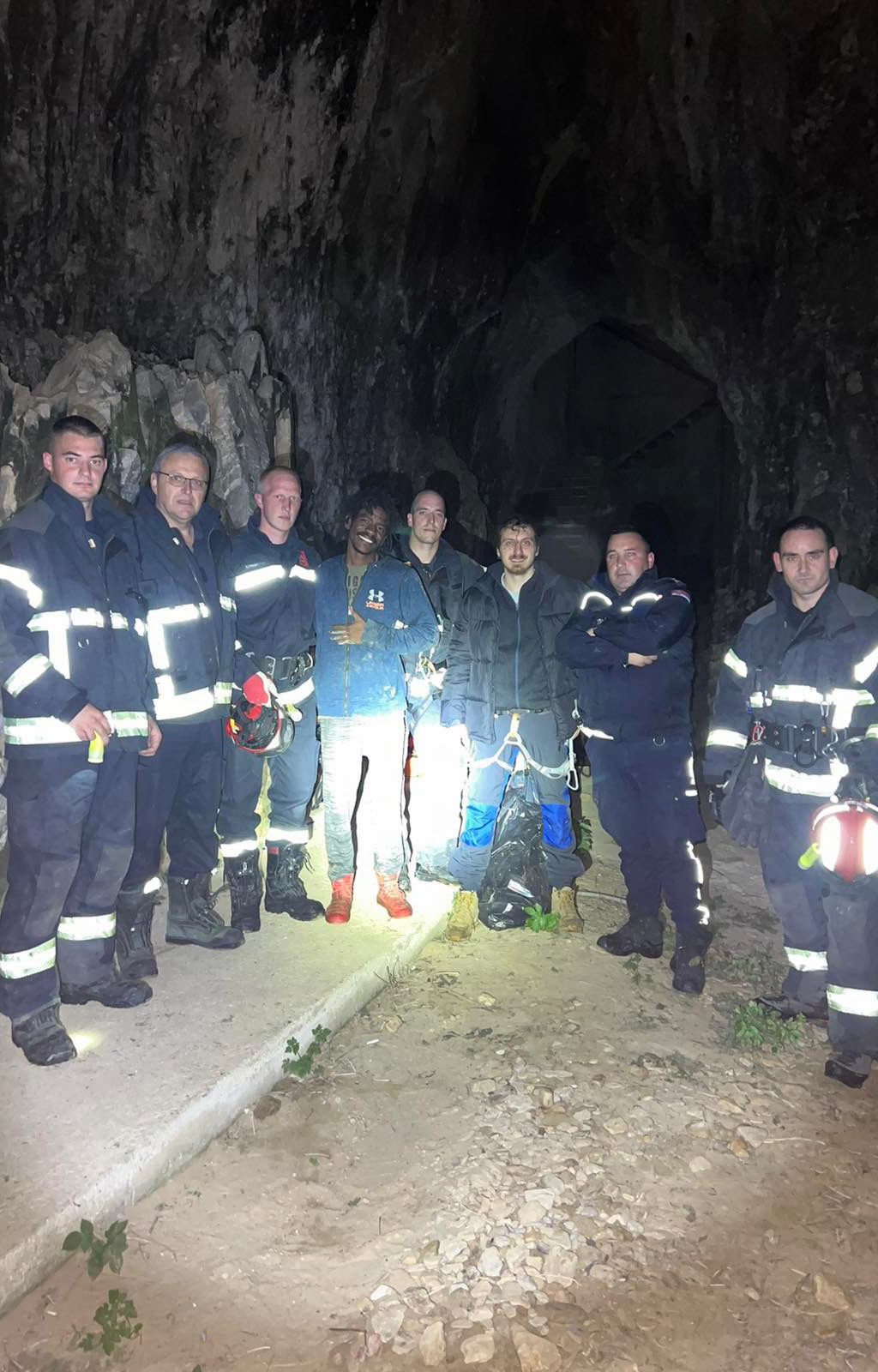 Vatrogasci spasili čoveka iz Rtanjske pećine (FOTO) 3 Vatrogasci spasili čoveka iz Rtanjske pećine (FOTO) 3