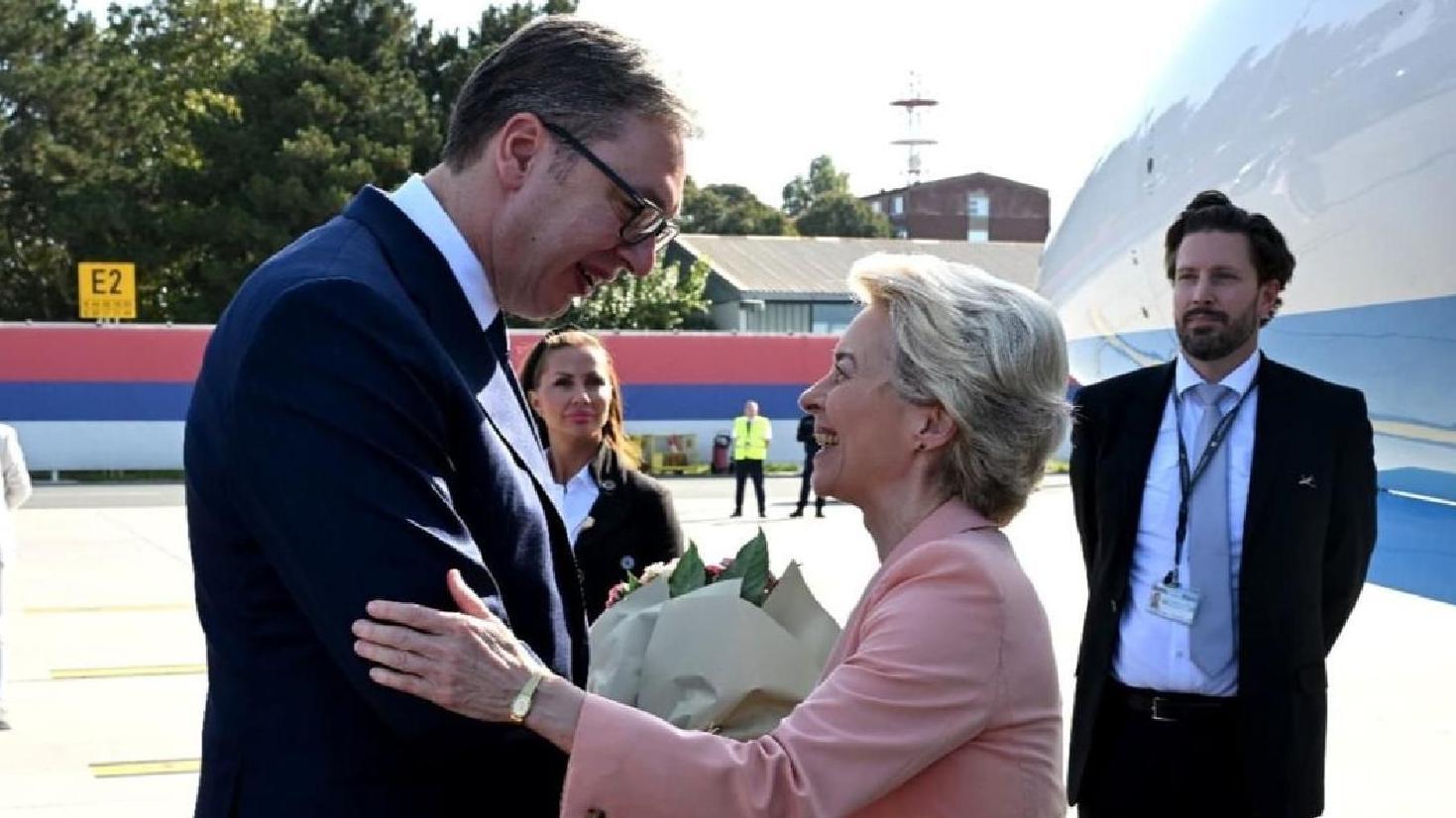 Koje poruke Balkanu donosi Ursula fon der Lajen 1 Ursulu fon der Lajen je na aerodromu sačekao predsednik Srbije uz buket roze cveća