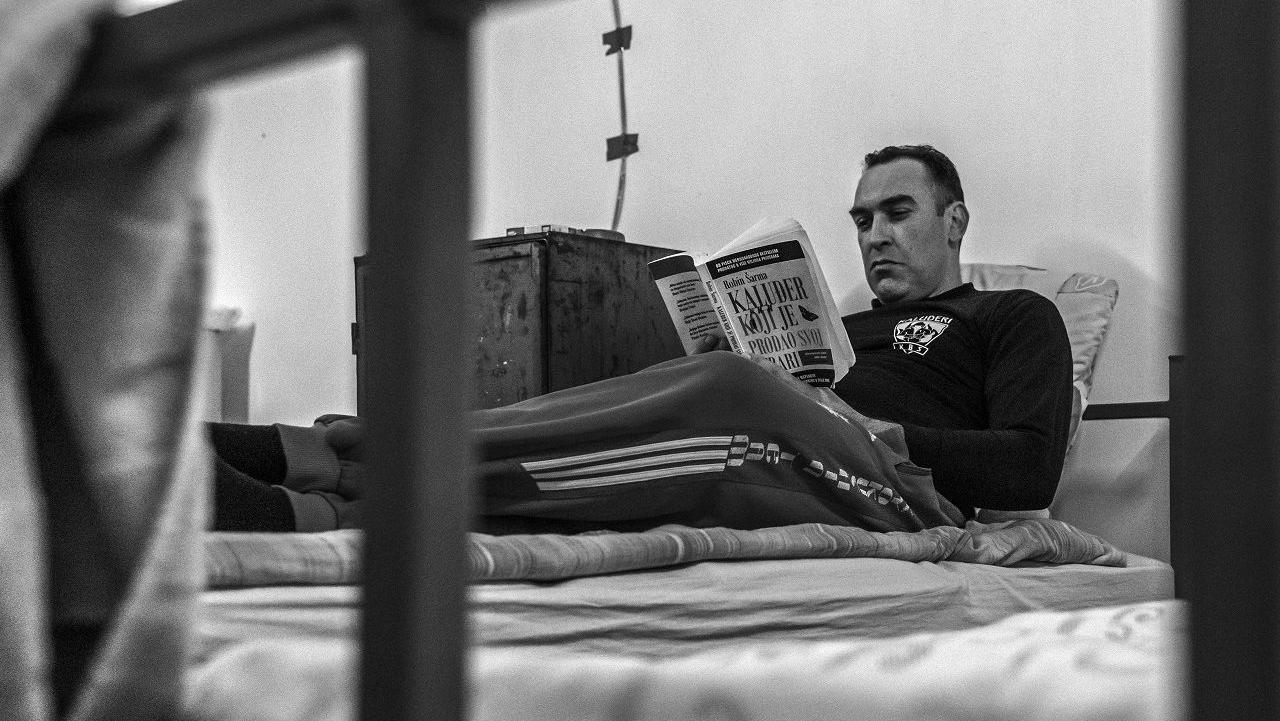 Кakav je život u zatvorima u Srbiji 1 Osuđenik čita knjigu Kaluđer koji je prodao svoj ferari