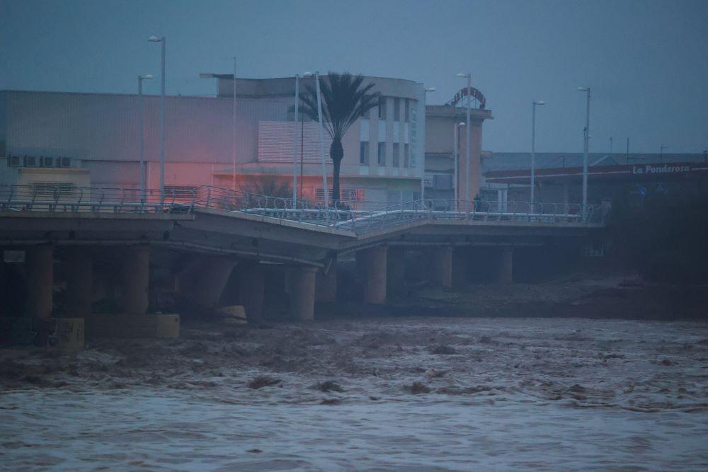 Najgore poplave u Španiji poslednjih decenija: 95 mrtvih, desetine nestalih 12 Delimično srušen most u poplavama u Valensiji