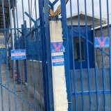 Arsenijević lepio nalepnice „EULEX Policija Samoopredeljenja“ na kapiju baze misije EU, pa ga ispitivala Kosovska policija (VIDEO) 4