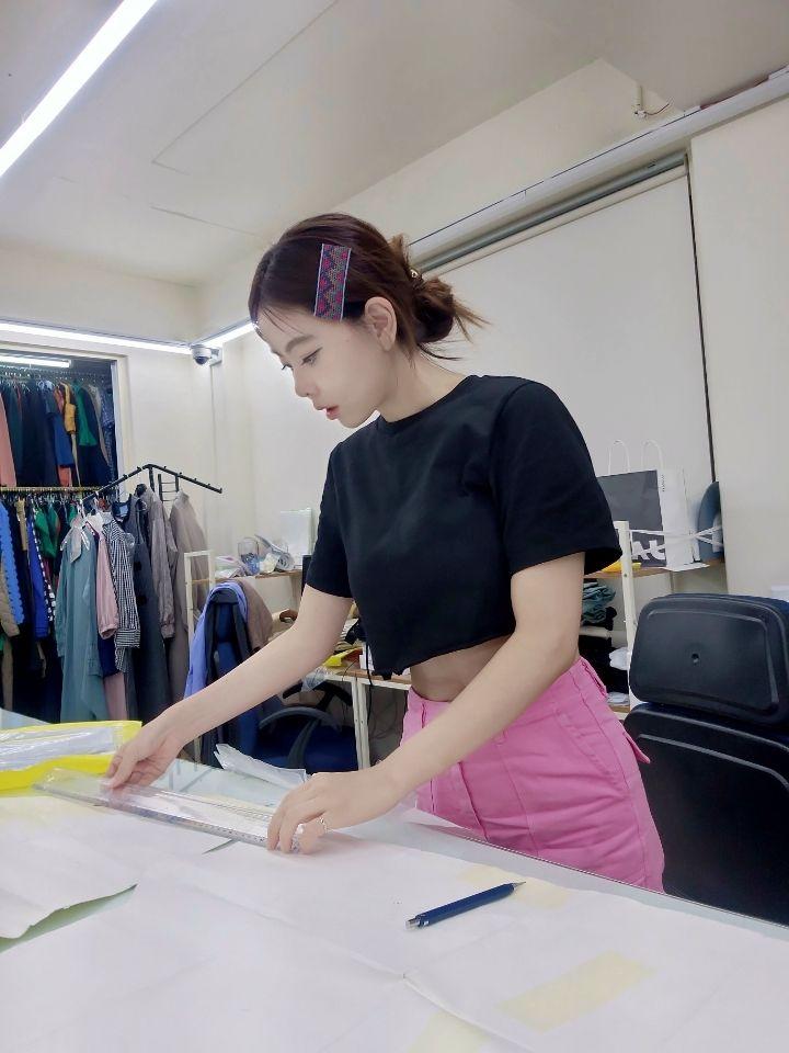 Modna dizajnerka iz Severne Koreje: 'Videla sam slobodu u pocepanim farmerkama' 3 Kvon Bam u njenom modnom studiju meri platno cantimetrom