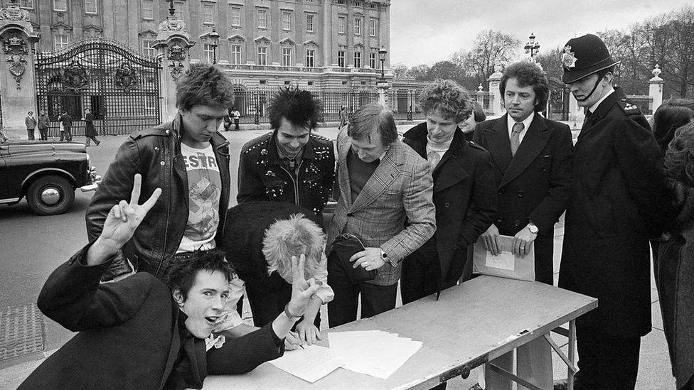 Kako je pank grupa Seks pistols izazvala zgražavanje 2 Seks pistols su objavili kontroverzni singl God Save the Queen 1997, što je bila godina kada je kraljica proslavljala Srebrni jubilej