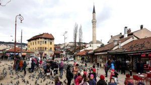 Izraelskim turistima koji su u jednom hotelu u Sarajevu, pasoši su bačeni u smeće, te moraju da ostanu još, a trebalo je da se u Izrael vrate u subotu.