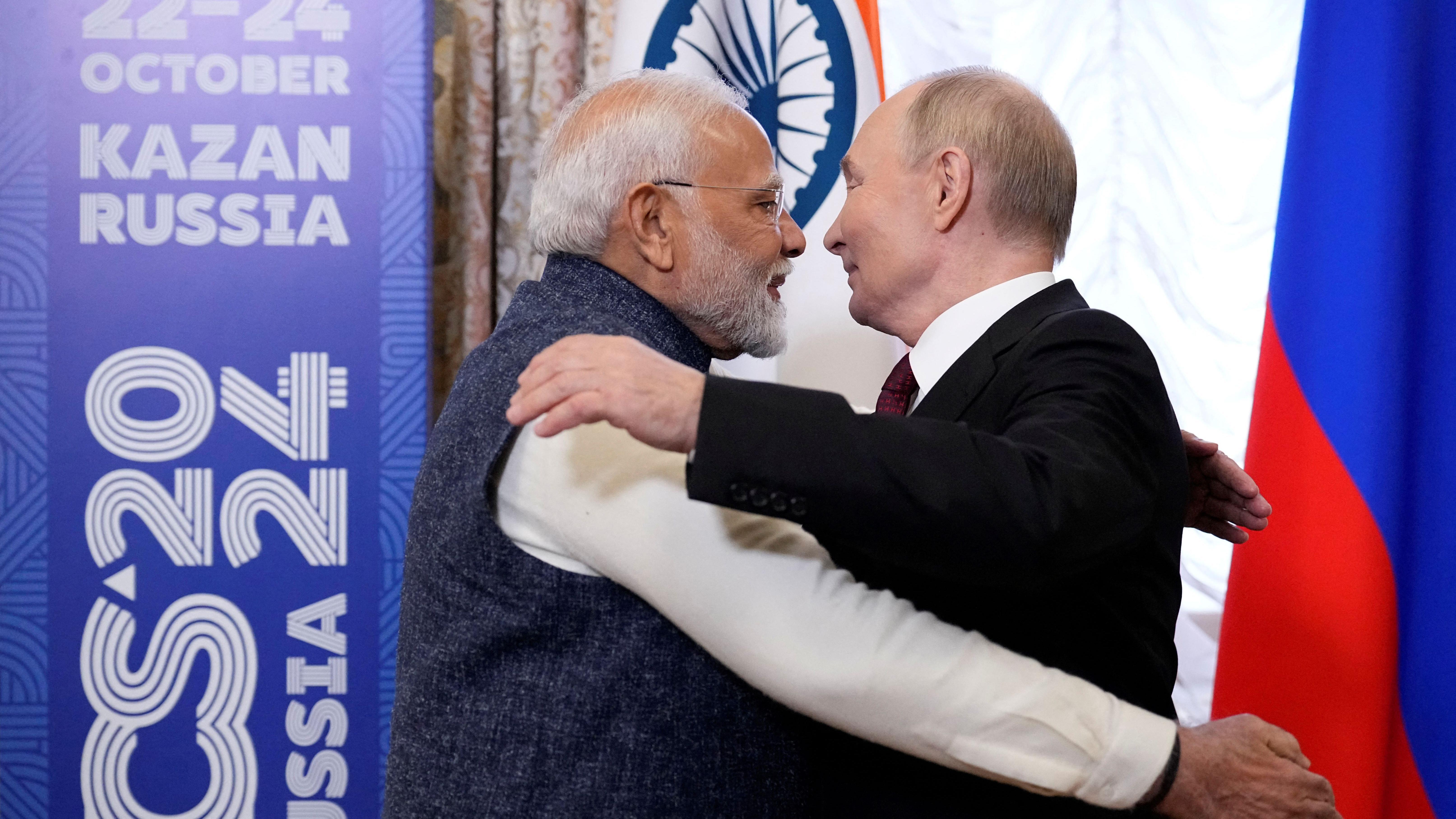 BRIKS je za Rusiju antizapadna koalicija, a šta je za ostale 3 Indian Prime Minister Narendra Modi embraces Vladimir Putin