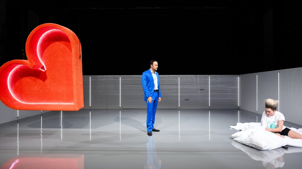 Apsurdno putovanje kroz lavirint sna i stvarnosti: Premijera predstave ”Moja godina odmora i opuštanja”, prema romanu Otese Mošfeg, u minhenskom Folksteatru 1 Apsurdno putovanje kroz lavirint sna i stvarnosti: Premijera predstave ”Moja godina odmora i opuštanja”, prema romanu Otese Mošfeg, u minhenskom Folksteatru 1