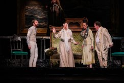 Ćelava pjevačica Jokaimfest 02 Otuđenje, okupiranost sobom i društvenim medijima, obuzetost spoljnim: Predstava „Ćelava pjevačica” na Joakimfestu 2