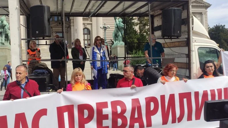 Kako je izgledao današnji protest prosvetnih radnika u slikama?(FOTO) 6 Kako je izgledao današnji protest prosvetnih radnika u slikama?(FOTO) 6