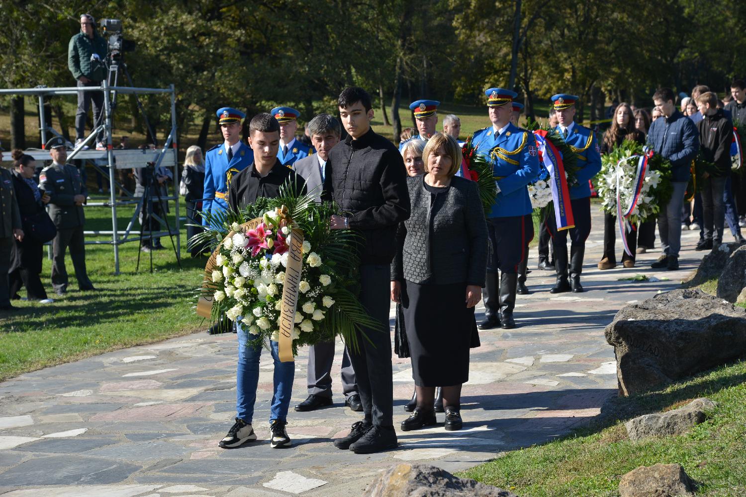 "Grad bola i ponosa": U kragujevačkim Šumaricama održan "Veliki školski čas" (FOTO) 4 "Grad bola i ponosa": U kragujevačkim Šumaricama održan "Veliki školski čas" (FOTO) 4