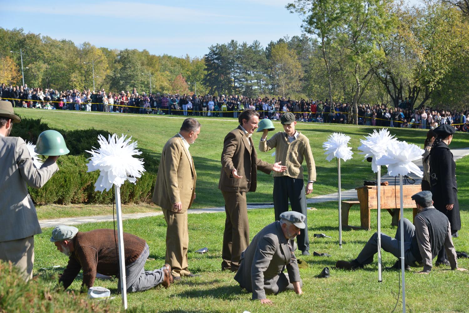 "Grad bola i ponosa": U kragujevačkim Šumaricama održan "Veliki školski čas" (FOTO) 7 "Grad bola i ponosa": U kragujevačkim Šumaricama održan "Veliki školski čas" (FOTO) 7