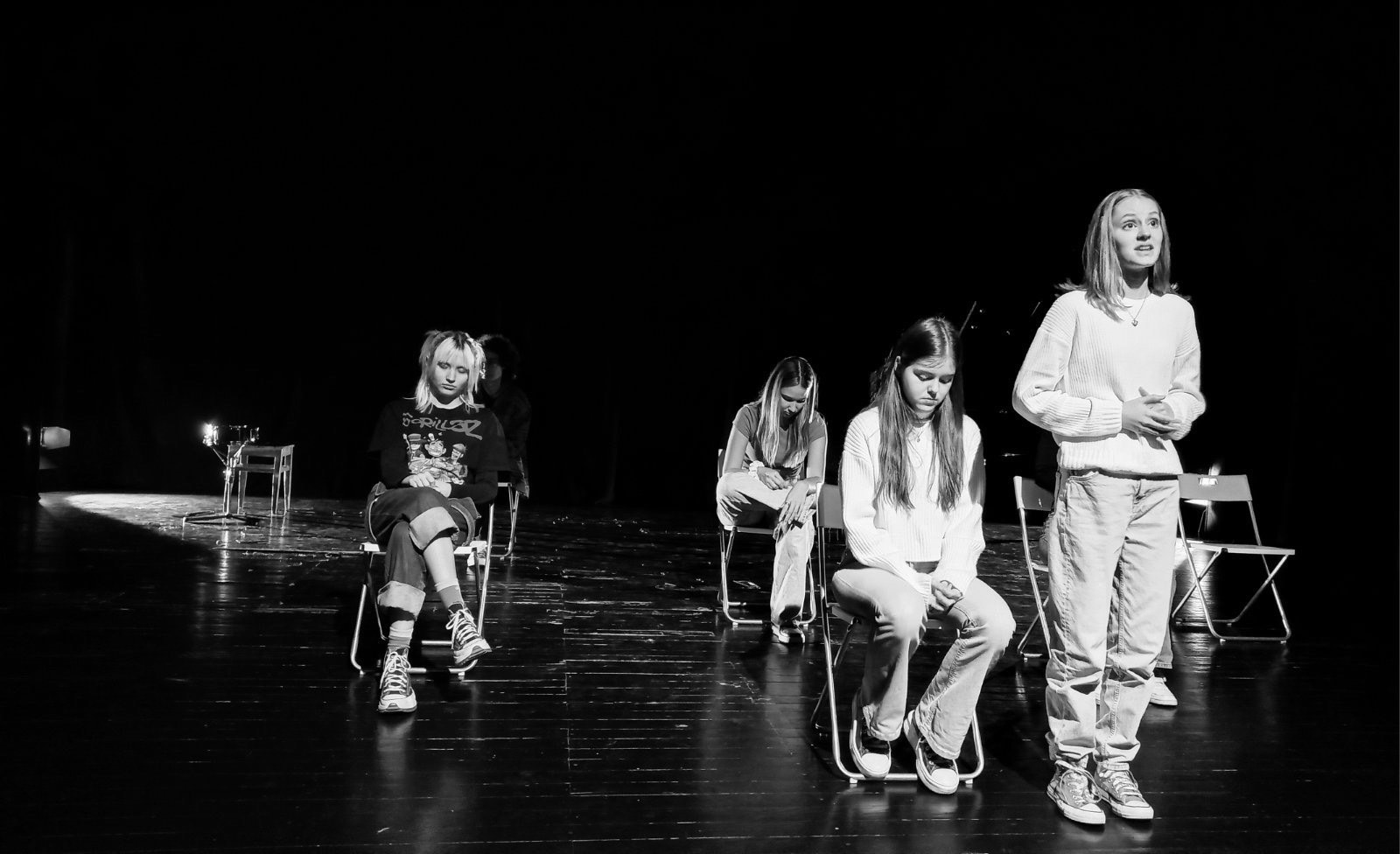 6. Pozorišni festival "Upad" - od mladih za mlade i sve one koji se tako osećaju 2 6. Pozorišni festival "Upad" - od mladih za mlade i sve one koji se tako osećaju 1