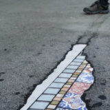 Zovu ga "hirurg trotoara": Umetnik iz Liona noću mozaicima krpi rupe po Beogradu 2